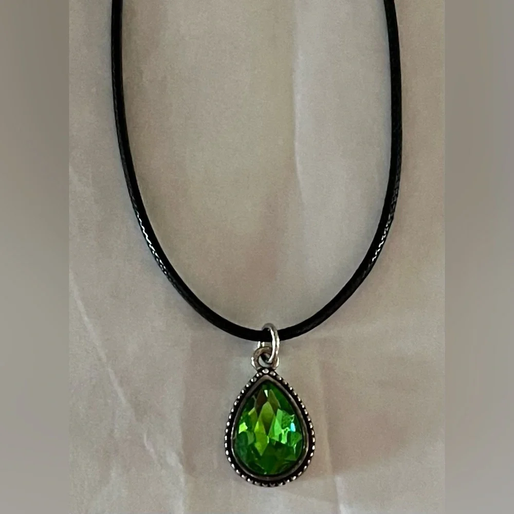 Elegant Green Teardrop Pendant Necklace- black leather cord. New. - Picture 3 of 6
